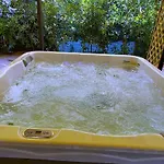 Johnny Croatia With Hot Tub سبليت