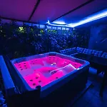 Johnny Croatia With Hot Tub سبليت