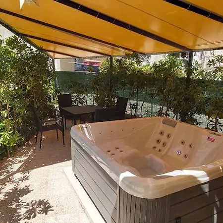 Johnny Croatia With Hot Tub * Σπλιτ