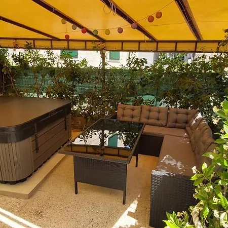 Johnny Croatia With Hot Tub * Σπλιτ