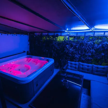 Johnny Croatia With Hot Tub * Σπλιτ