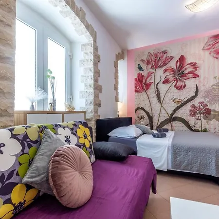 Johnny Croatia With Hot Tub * Σπλιτ