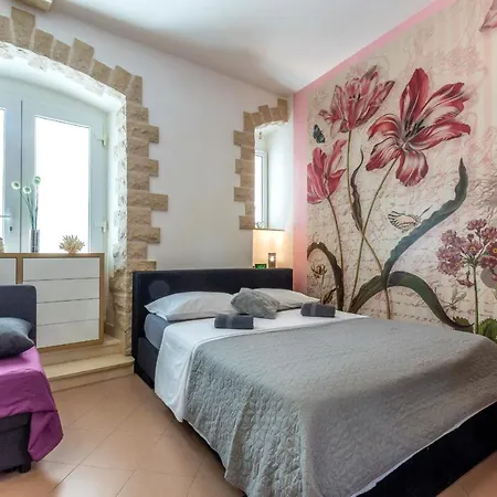 Johnny Croatia With Hot Tub Σπλιτ