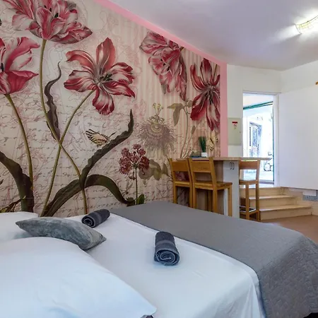 Johnny Croatia With Hot Tub * Σπλιτ