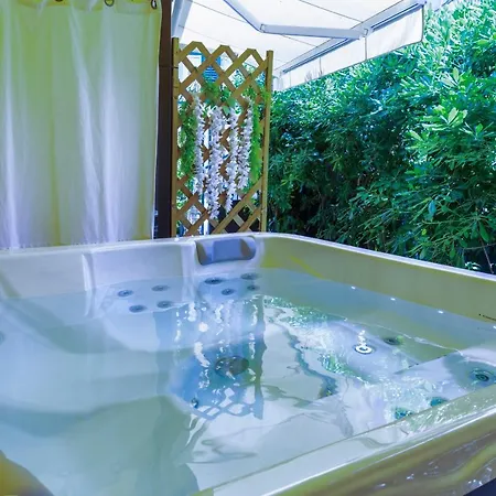 Johnny Croatia With Hot Tub * Σπλιτ