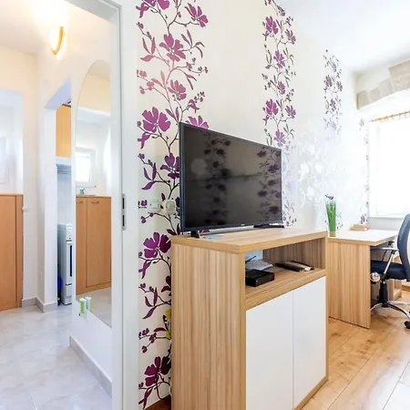 Johnny Croatia With Hot Tub * Σπλιτ