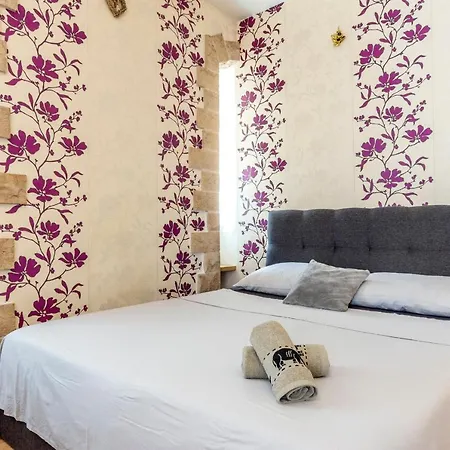 Johnny Croatia With Hot Tub Σπλιτ