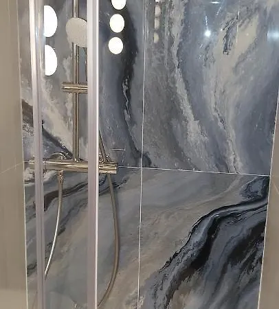 Johnny Croatia With Hot Tub * Σπλιτ