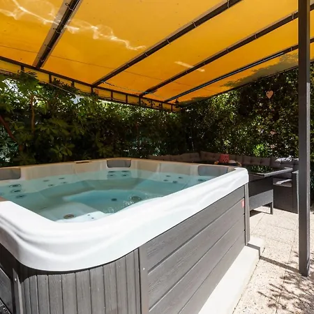 Johnny Croatia With Hot Tub Apartmán *