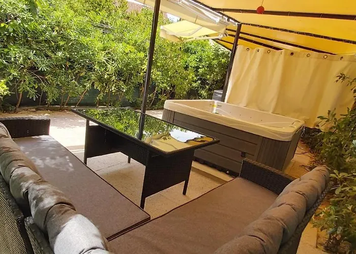 Johnny Croatia With Hot Tub * Split