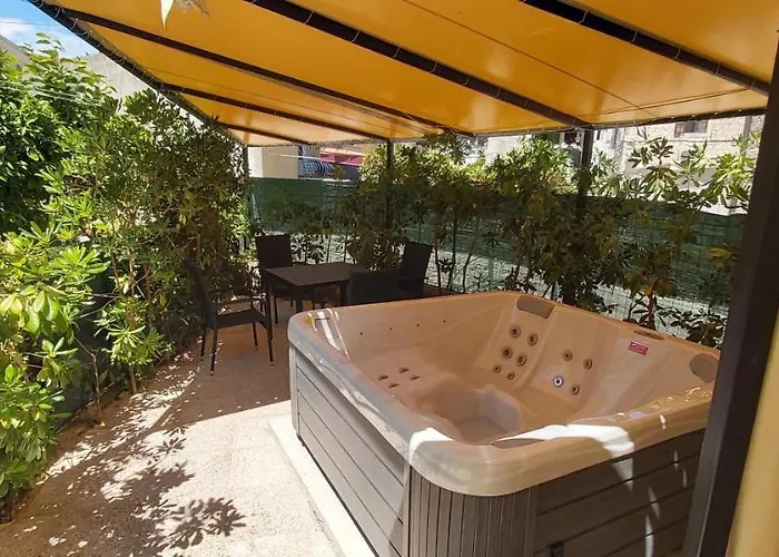 Johnny Croatia With Hot Tub * Split