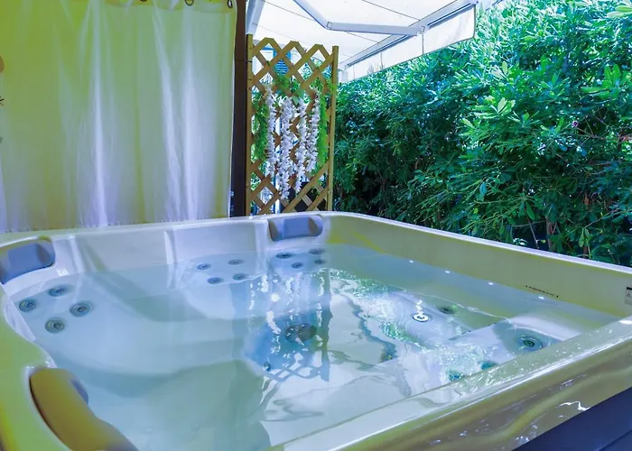 Johnny Croatia With Hot Tub * Split
